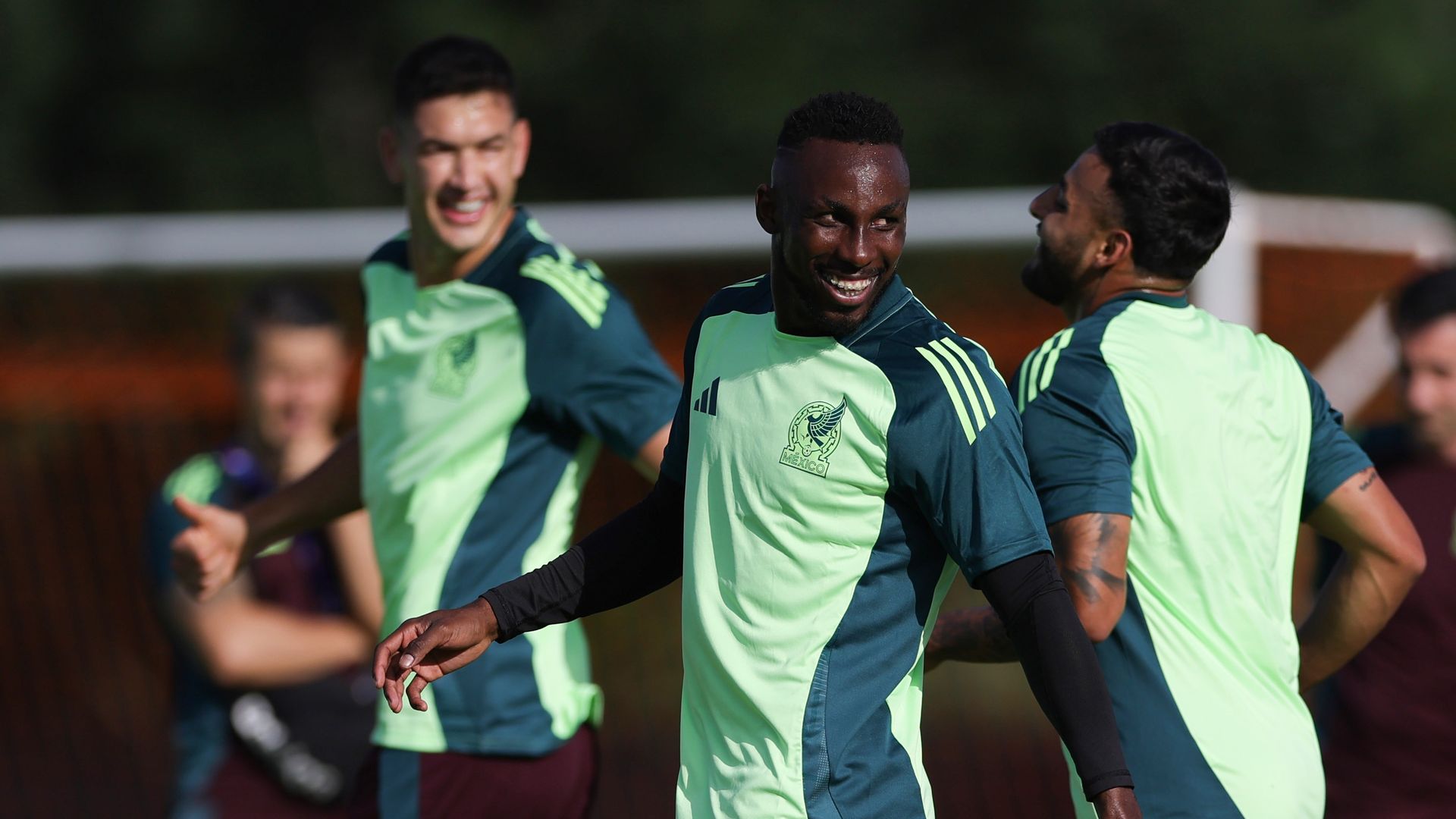 Julián Quiñones durante un entrenamiento de la Selección Mexicana